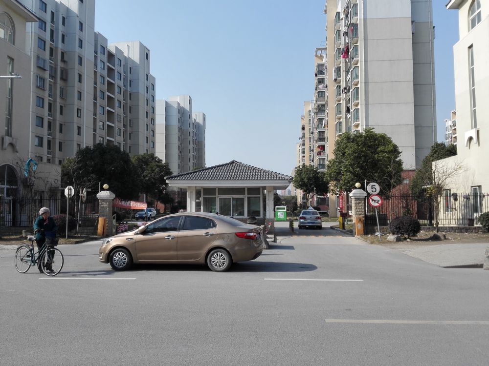 上海市嘉定区爱特路185弄70-71号房产（商业用房，建筑面积216.76平方米）