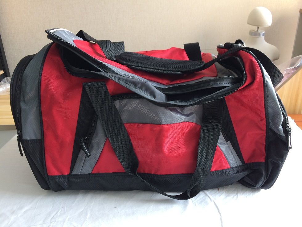 红色行李包1个