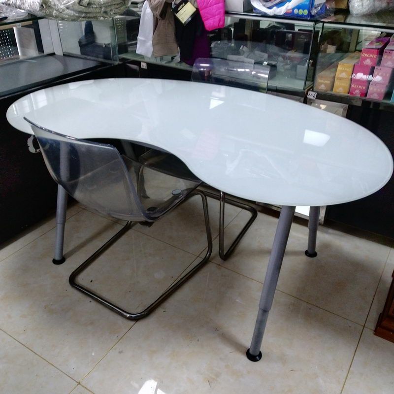 IKEA 玻璃面桌子长1.6米 和 2个透明椅子 二手